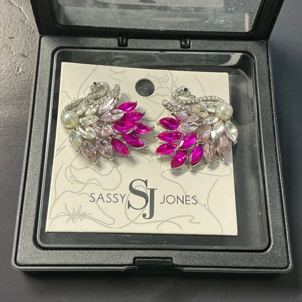 Sassy Jones Lola Earrings Pearl Swan